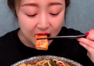 非洲小姐姐吃麻辣烫视频,味蕾之旅惊艳全非洲！