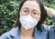 戴眼镜小姐姐戴口罩,戴眼镜小姐姐戴口罩的优雅造型解析