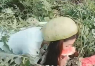 小姐姐吃西瓜很甜吗,小姐姐品尝西瓜的甜蜜滋味