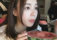 6万粉网红女神吃瓜