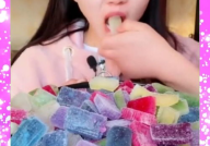非洲小姐姐吃冰块视频,冰块大口吃，清凉一夏！