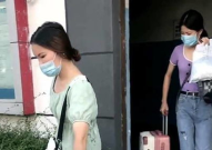 两个人干活的小姐姐图片,两位小姐姐齐心协力，共绘工作之美
